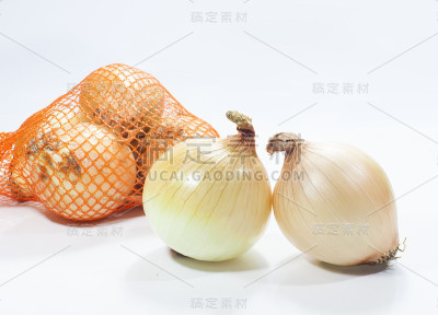 白色背景上的洋葱