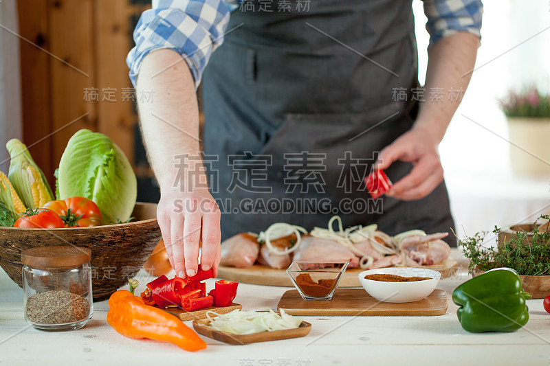 男子准备烹调鸡肉