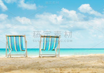 沙滩上的帆布沙滩床