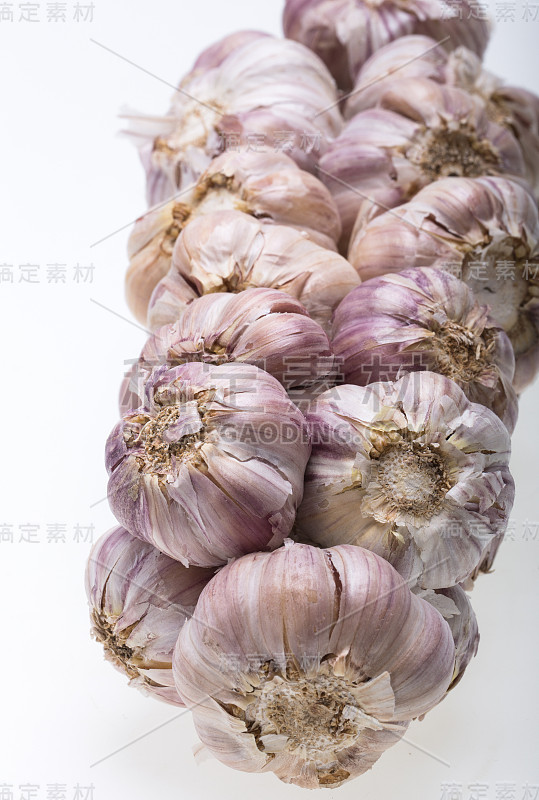 特写新鲜大蒜的球茎