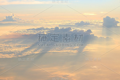 美丽的天空，从飞机窗口看到的景色
