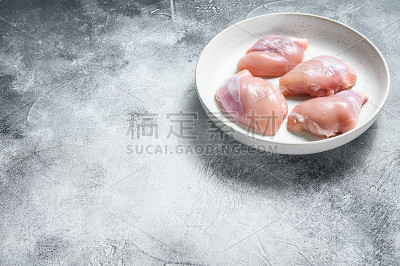 生鸡腿片。灰色的背景。前视图。空间的文本