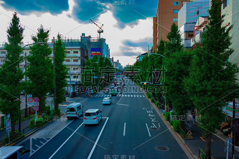 东京Oume大街白天的城市街道广角镜头