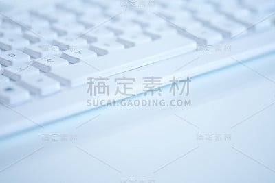 白色的电脑键盘