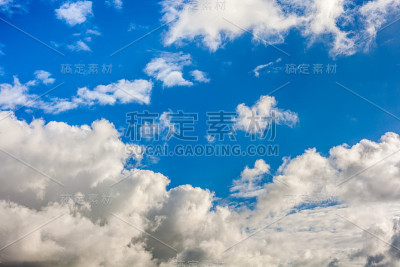 白云伴蓝天，纹理自然
