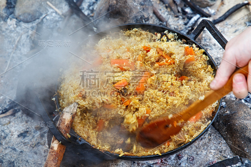 传统的肉饭配羔羊肉在火上烹制。