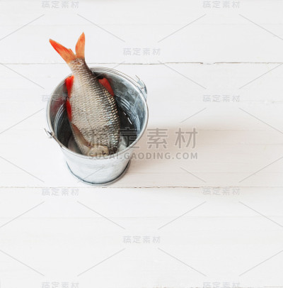 木桌上的生鱼片