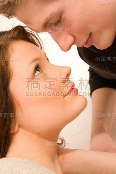 恋爱中的年轻情侣