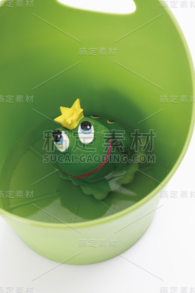 橡胶蛙王在容器白色背景