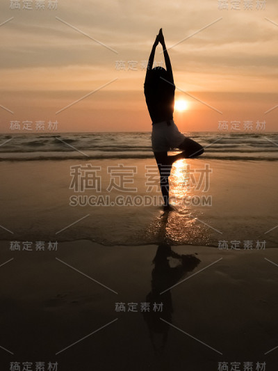 海滩上的瑜伽