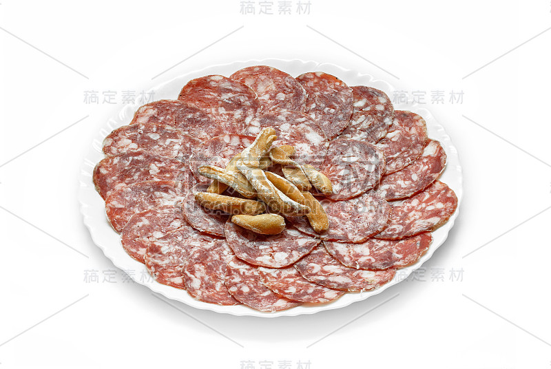 传统的伊比利亚萨拉米香肠(Salchichon Iberico)与面包棍孤立在白色背景。伊比利亚sa