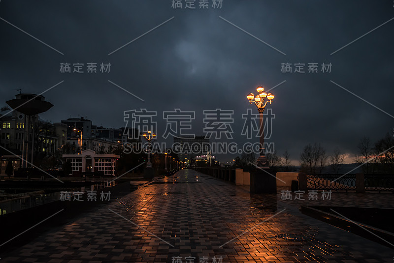 潮湿的夜晚的城市