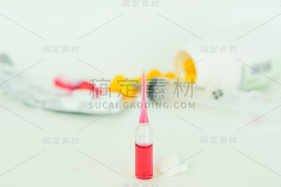 不同的药物靠近