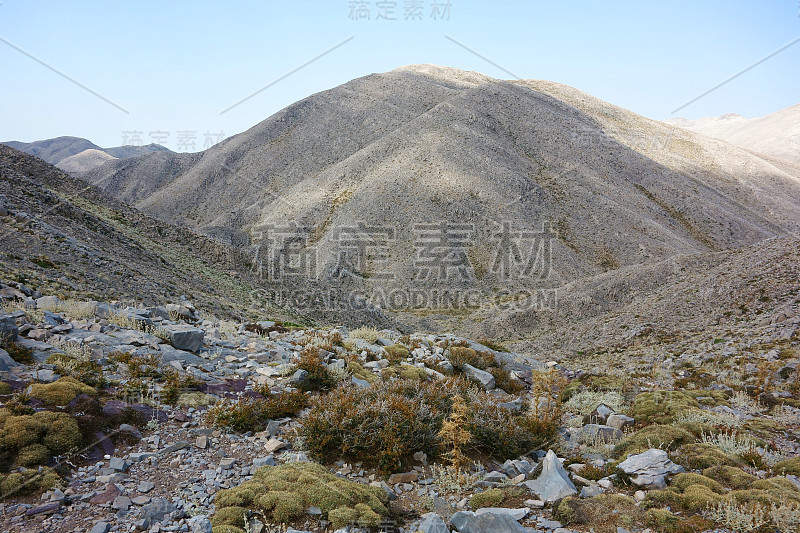 Kallergis山避难所在E4欧洲长途徒步旅行路径，Lefka Ori山脉，克里特岛，希腊