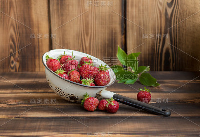 滤锅里的草莓