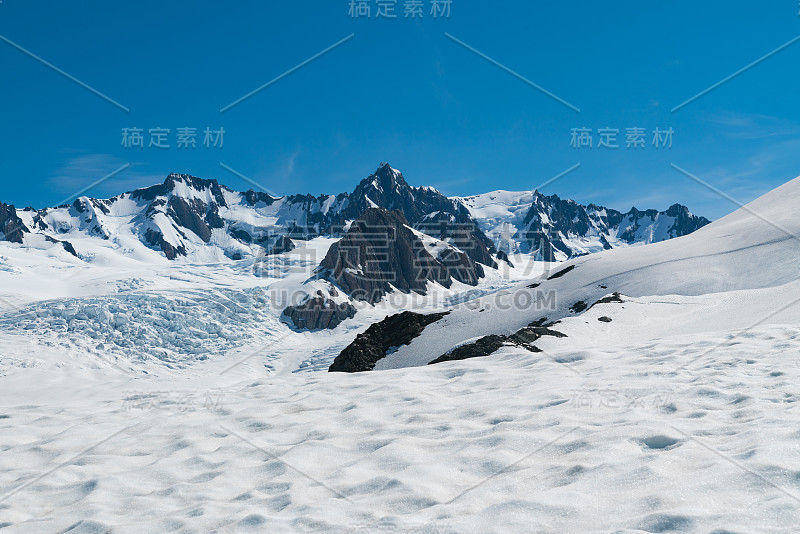 库克山与雪降落和清澈的蓝天背景