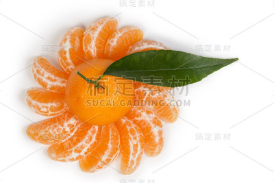 带叶子和薄片的橘子