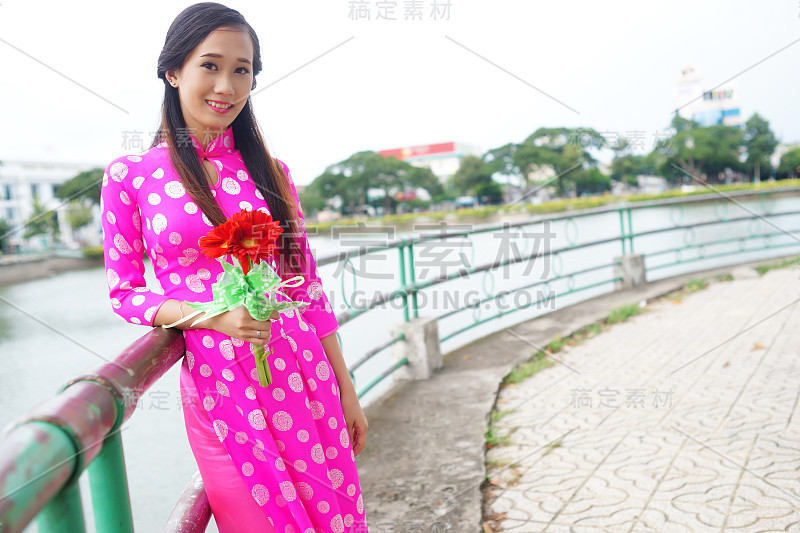 越南女孩的肖像与鳌戴，越南传统服装