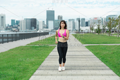 女人做跑步