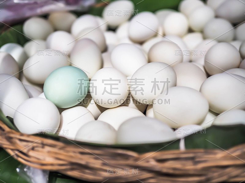 特写鸭蛋或咸蛋在木篮子在市场或农场。