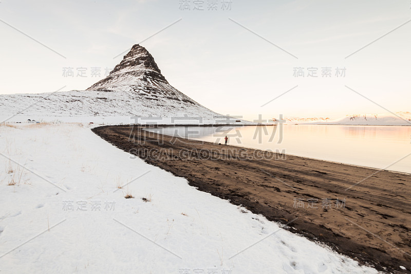 Kirkjufell是冰岛北部海岸的一座高山，冬天下雪时的景色