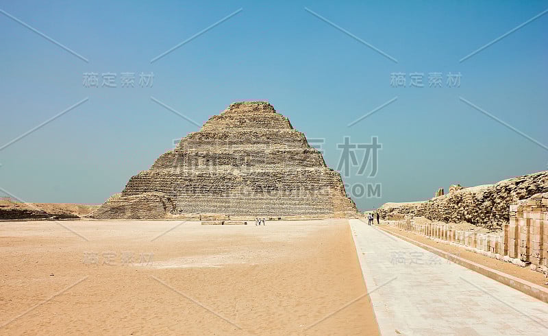 乔瑟金字塔是用凿好的石头建造的。以埃及蓝天为背景的历史古迹。