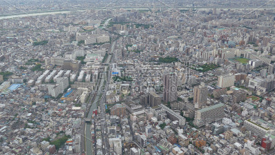 东京天际线有河流、公园、街道和大海。