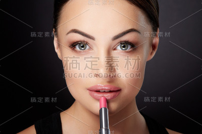 美丽的女人肖像与口红