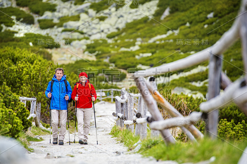 高级夫妇徒步旅行