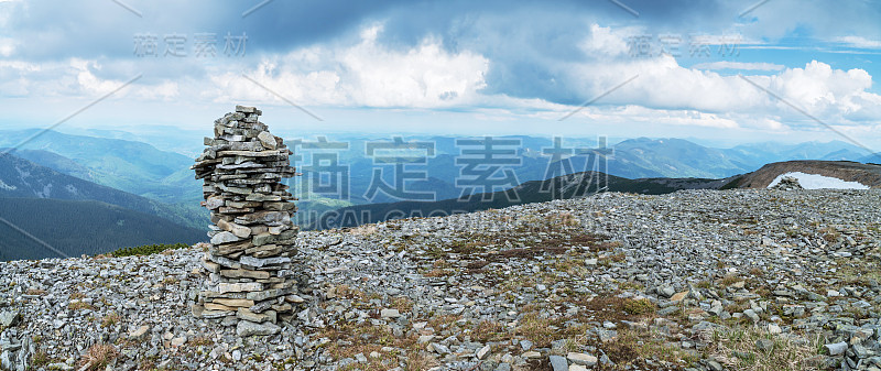 在山顶。