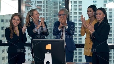 快乐的商业人士庆祝胜利的成功