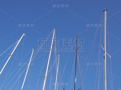 帆船桅杆对着蓝天，2017年上午