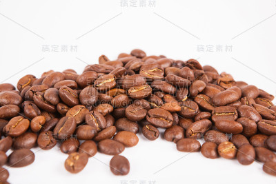 白纸背景上的咖啡豆
