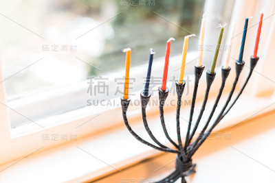 光明节庆祝用的没有点燃蜡烛的烛台。