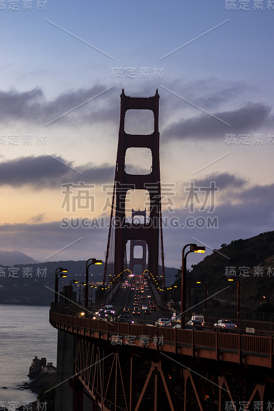 特写金门大桥和日落在旧金山加利福尼亚，垂直图像