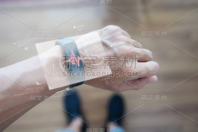 智能手表和智能配件技术。手用未来智能手表监测健康数据