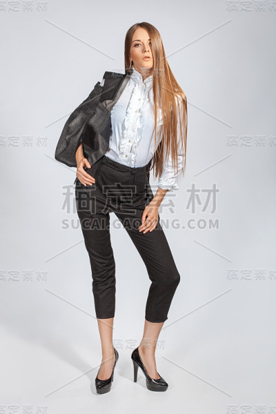 长头发的女孩。