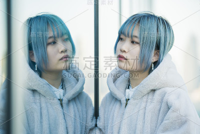 年轻女人和她的倒影