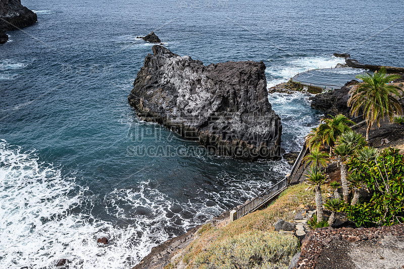 有着黑色岩石的火山海岸，大西洋。有选择性的重点。洛杉矶Gigantes,特内里费