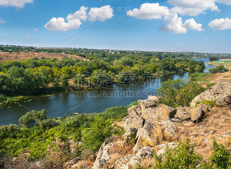 夏季Pivdennyi Buh(南臭虫)河在Myhiya, Mykolayiv地区，乌克兰。河的景观