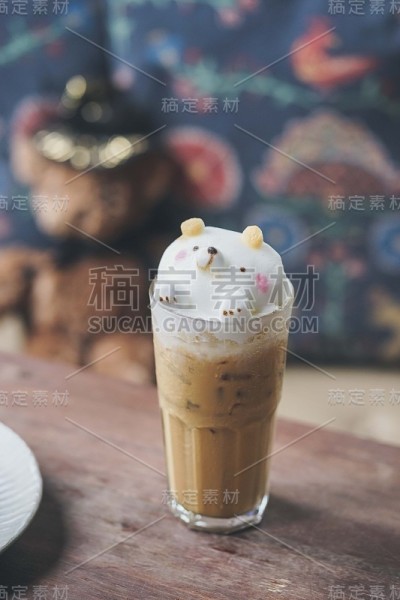 拿铁艺术。一杯冰咖啡和快乐的泰迪熊微笑的3d拿铁艺术。应用的过滤器。