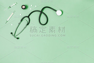 医学背景与特殊设备。