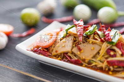 木瓜沙拉配木约，白猪肉香肠，泰式食物，泰式沙拉盘，Somtum