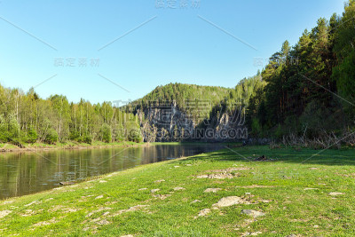 乌拉尔夏天的风景。夏天的丘索瓦亚河晴朗的一天。俄罗斯。乌拉尔