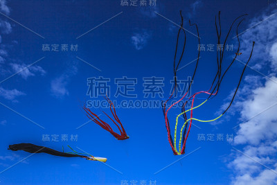 看着天空中的风筝