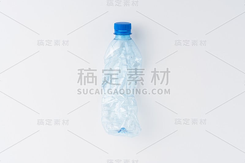 用过的塑料瓶水隔离在白色的背景。回收的概念。平躺