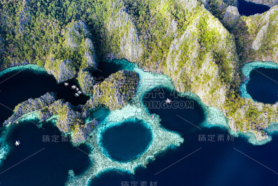 从上面看，双子湖被岩石峭壁包围的令人惊叹的鸟瞰图。
