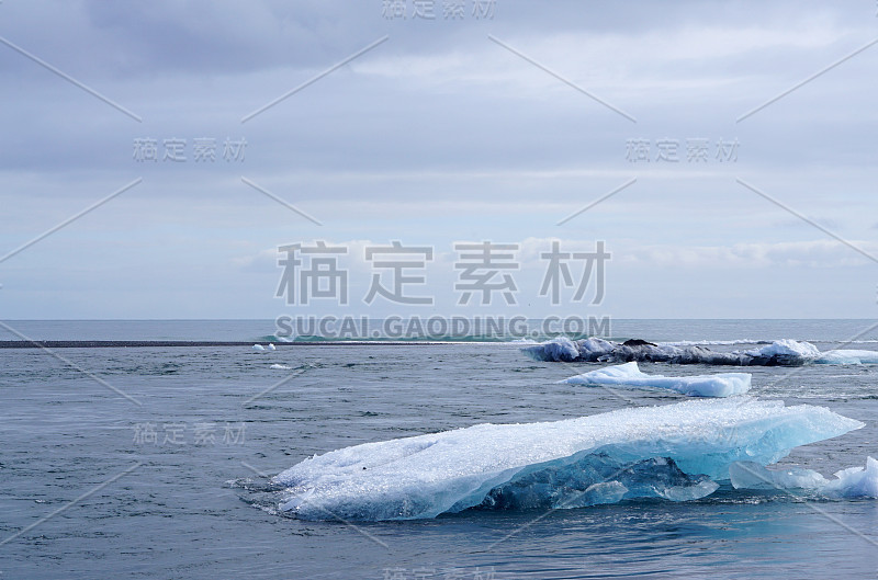 黑岩海滩上的冰山