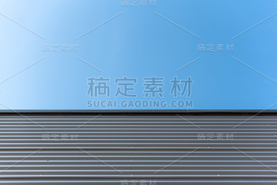 宽屏银色金属墙铝工业纹理背景与蓝天空间的文本