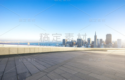 空荡荡的地板上有旧金山的城市景观和天际线